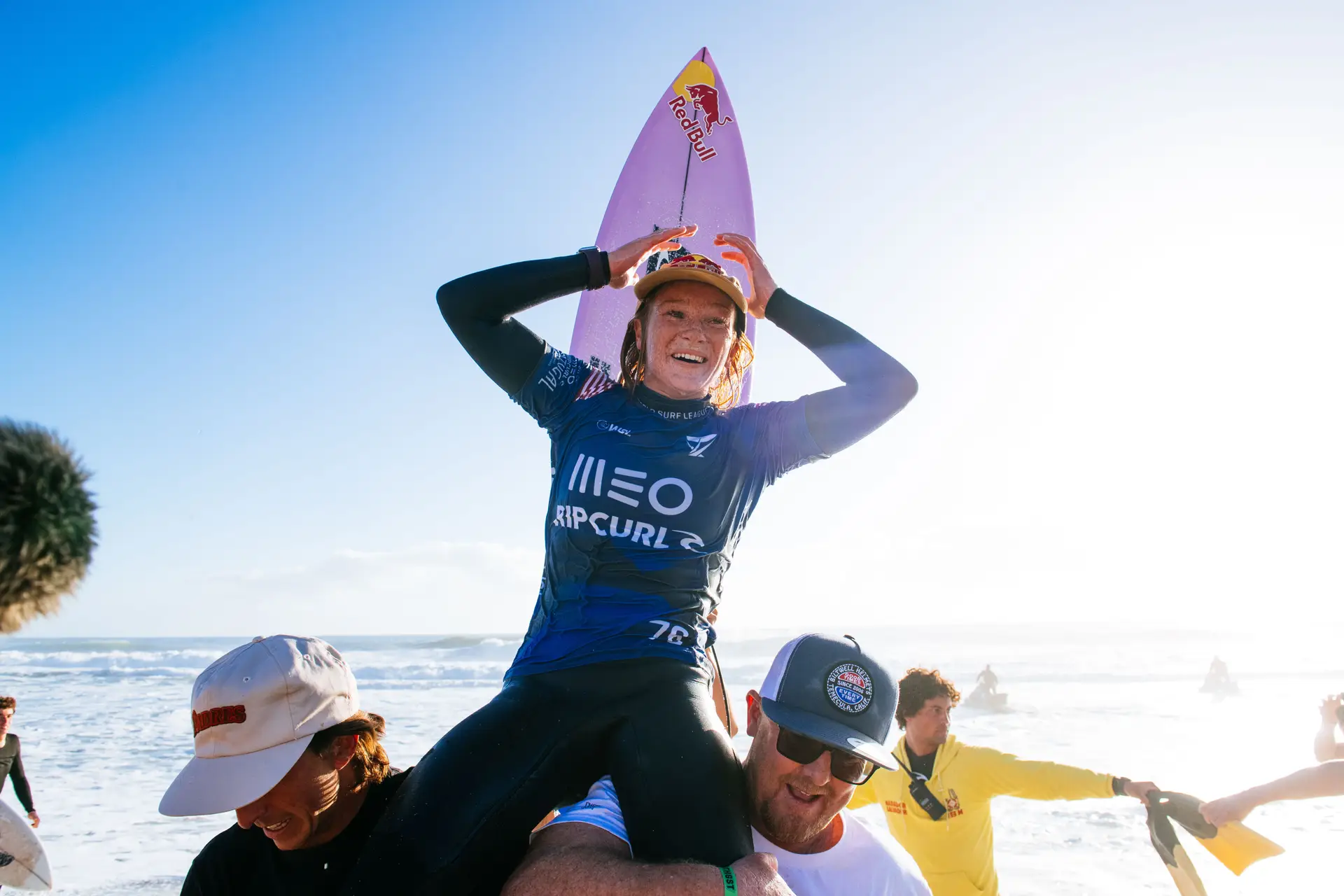 Peniche forjou uma lenda? Os 17 anos de Caitlin Simmers, que nem força teve para levantar o troféu e chegou a recusar entrar no circuito
