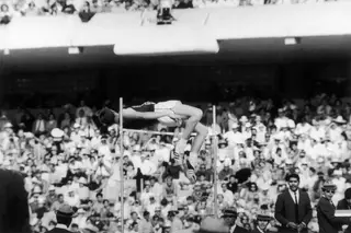Morreu Dick Fosbury, o “pior atleta” da escola que revolucionou o salto em altura