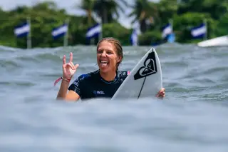 A 🔥 de Stephanie Gilmore, oito vezes campeã mundial de surf: “Não há melhor motivação que vir de um título e já estar a perder outra vez”