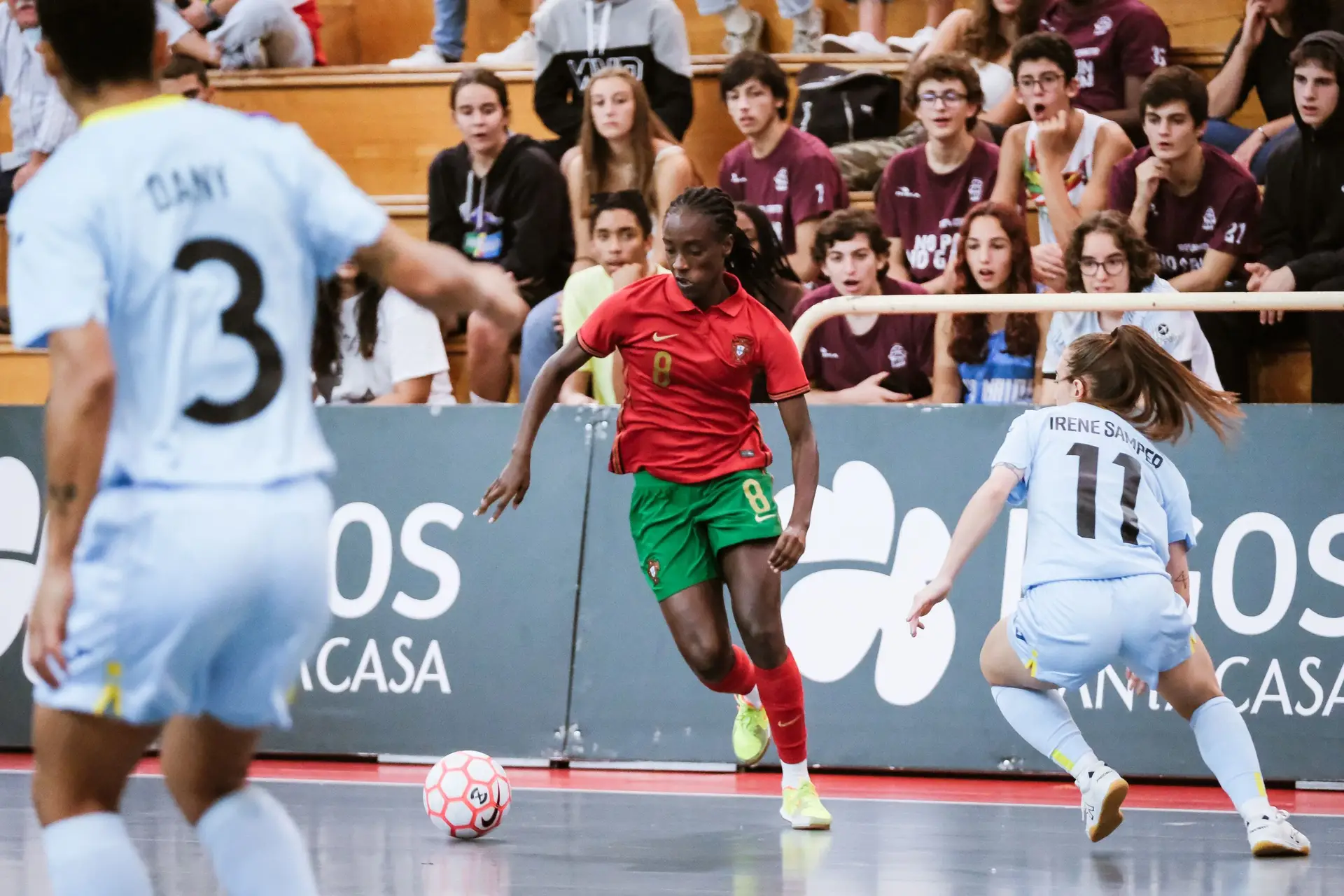 Futebol feminino cresce na Europa e bate recorde de público em