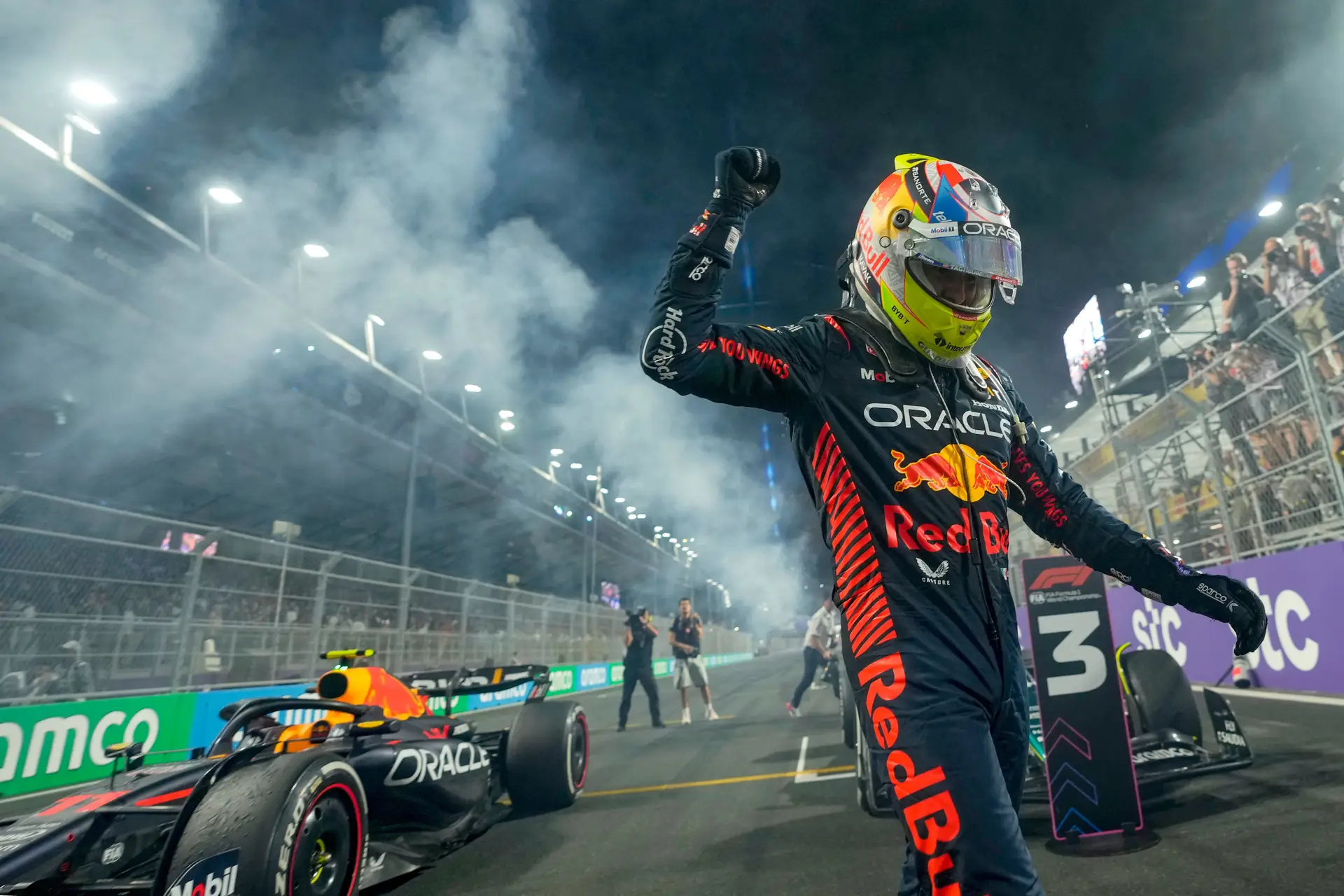 Acidente, penalização, Hamilton. O mal de Verstappen foi o bem do