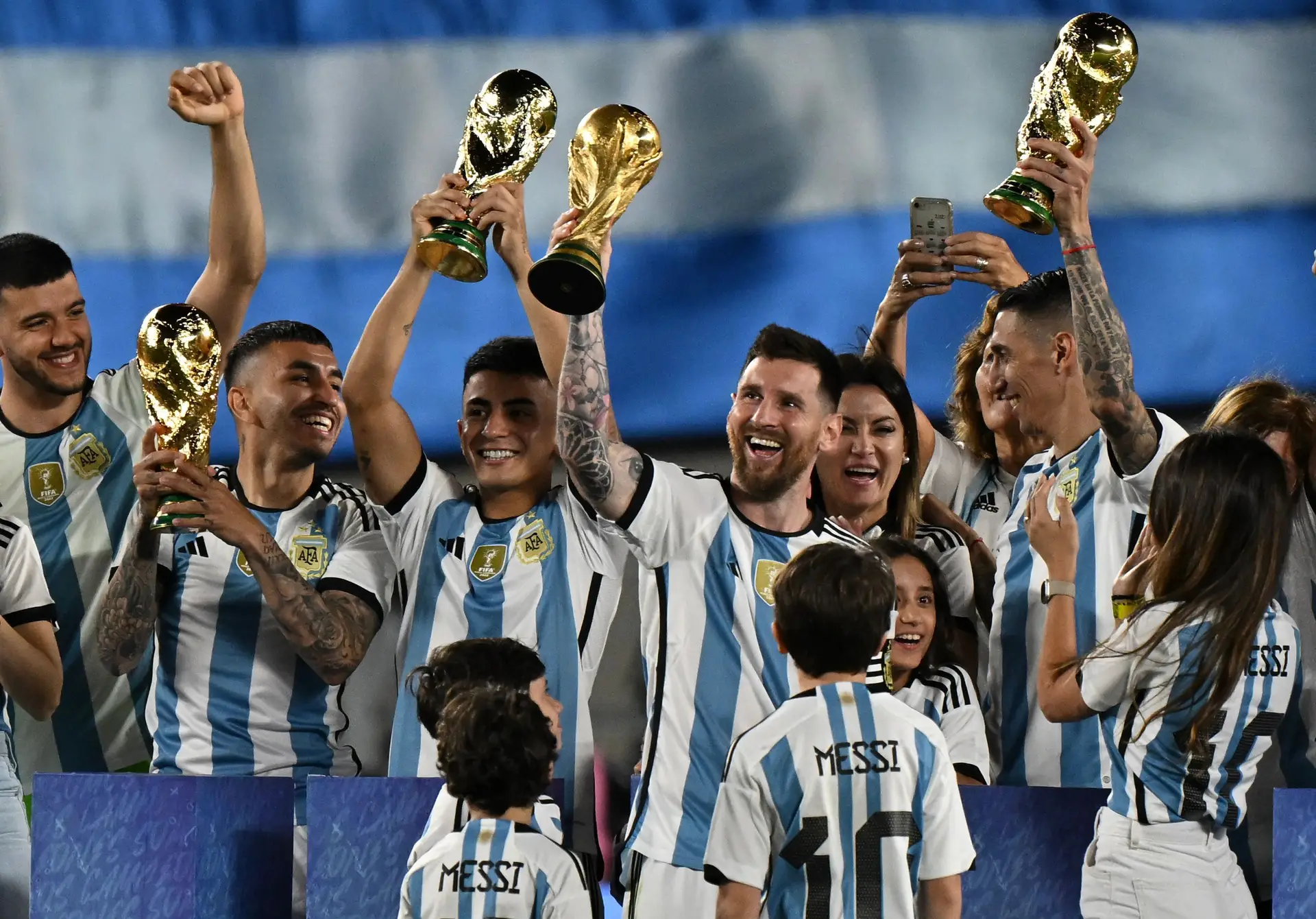 Argentina celebra título mundial em casa com festa rija, triunfo sobre Panamá e Messi em lágrimas
