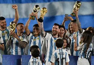 Argentina celebra título mundial em casa com festa rija, triunfo sobre Panamá e Messi em lágrimas