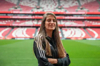 “Trabalhei na lavandaria da Fundação Laura Santos, onde jogava. Só passei a ganhar dinheiro com o futebol aos 27 anos. Hoje, jogo na Luz”