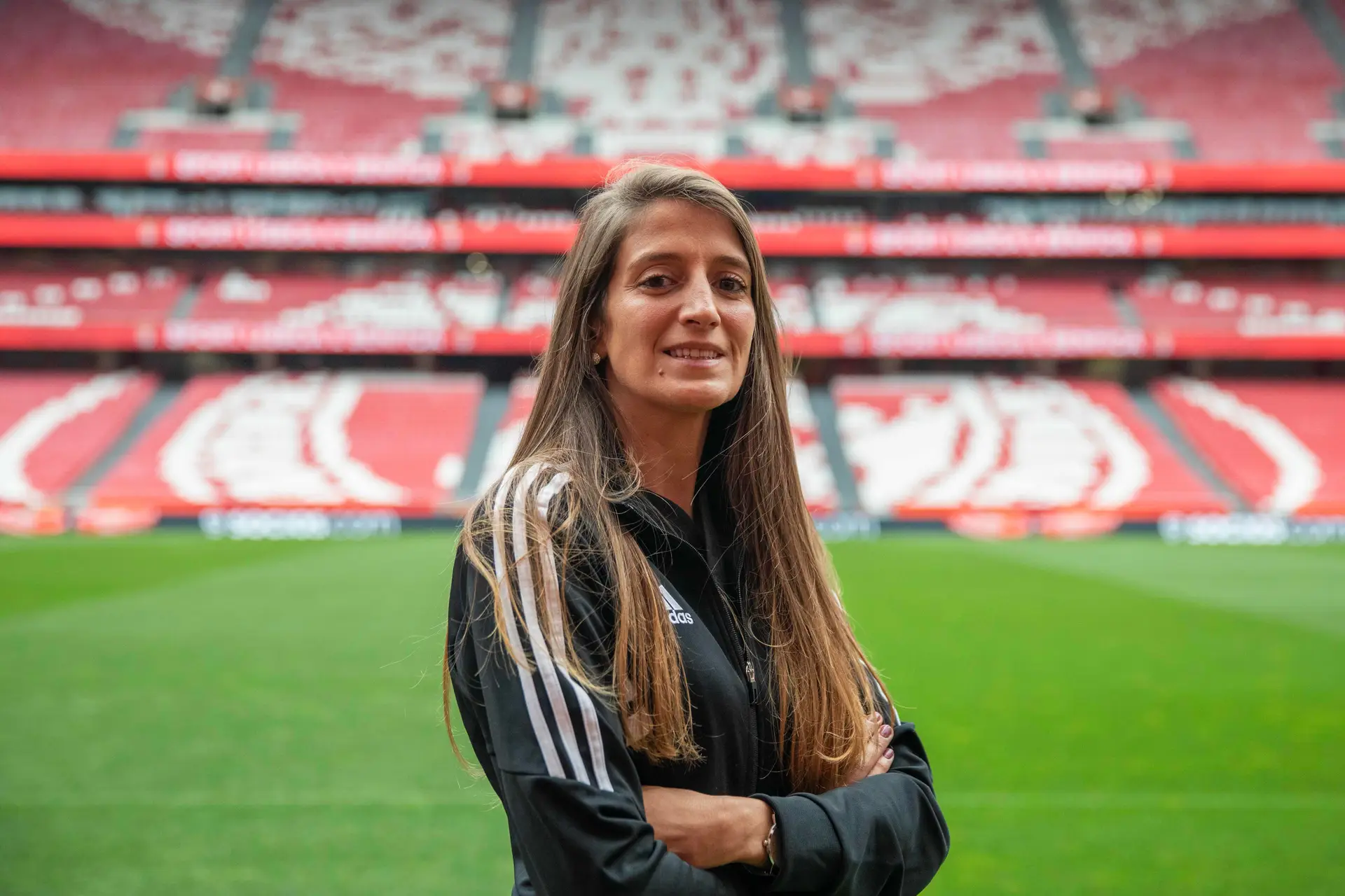 “Trabalhei na lavandaria da Fundação Laura Santos, onde jogava. Só passei a ganhar dinheiro com o futebol aos 27 anos. Hoje, jogo na Luz”