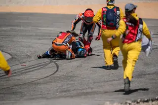 Abalroamento, queda e paramédicos: as imagens do acidente que tirou Miguel Oliveira do MotoGP em Portimão