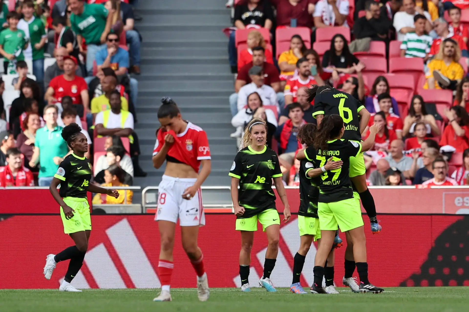 Um recorde engordou, e muito, no primeiro dérbi pós-qualificação para o Mundial: Sporting venceu Benfica na Luz perante 27.221 pessoas