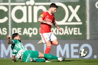 Patrick William rouba a bola a Rafa