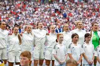 Seleção inglesa muda cor dos calções para respeitar menstruação das futebolistas