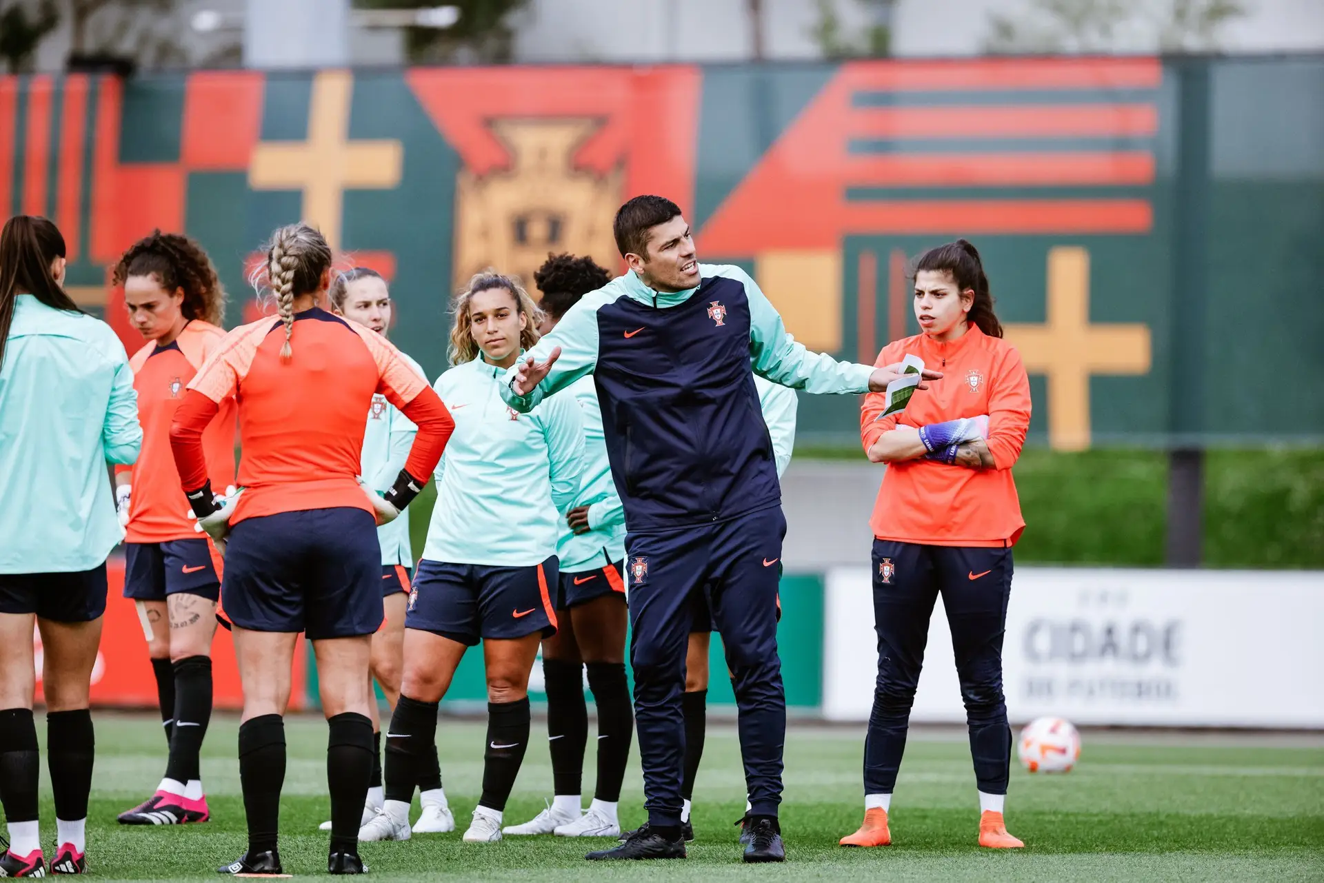 Após a farra da qualificação para o Mundial, há um “passo em frente” a ser dado na seleção feminina: ter bola sob pressão
