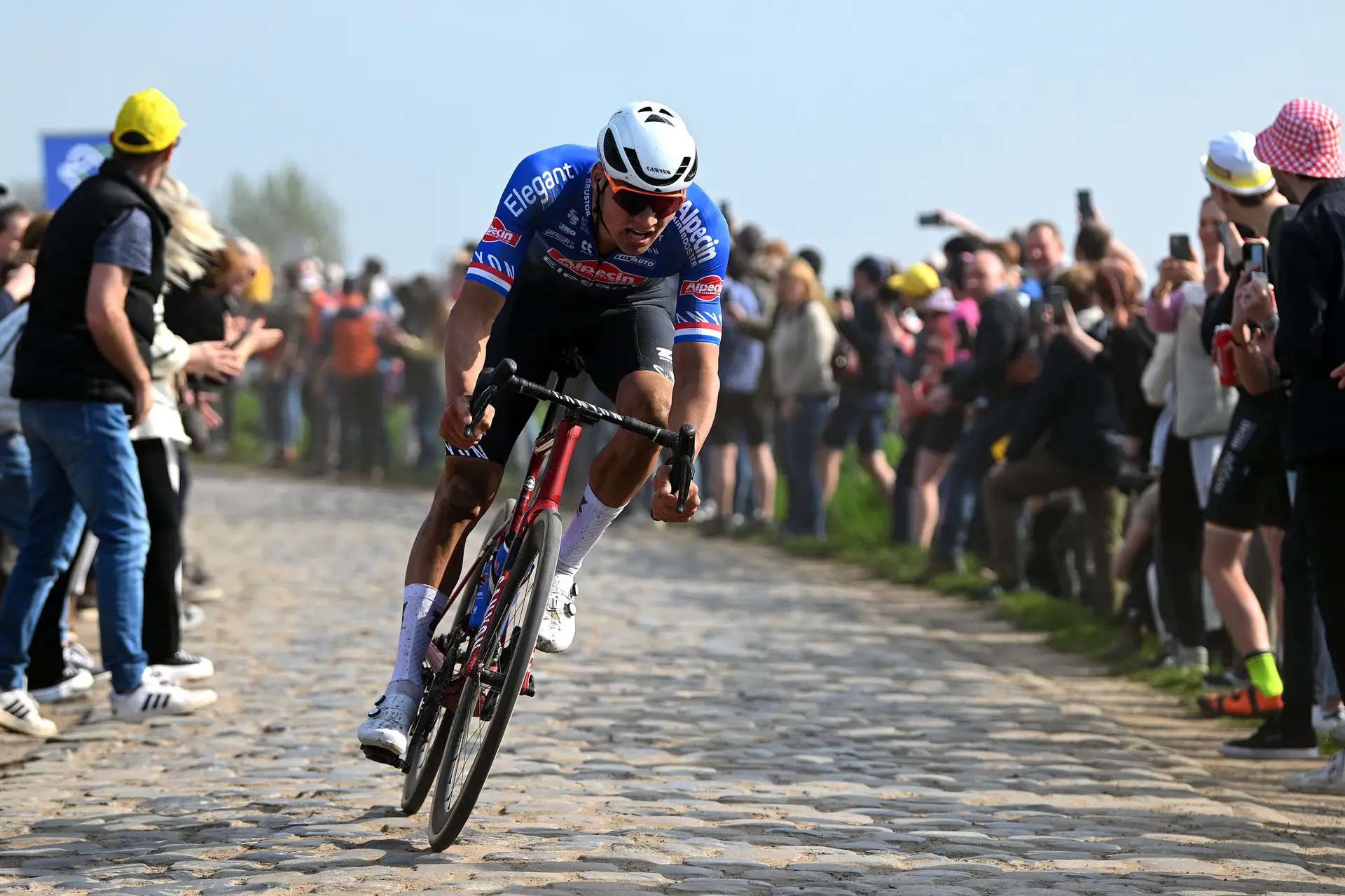 Na epopeia do animal Van der Poel há audácia, talento e fortuna. Num Paris-Roubaix digno de heróis, neerlandês conquista mais um monumento