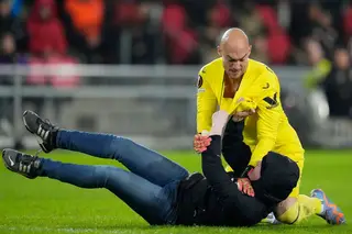Após ser atacado por um adepto “maluco” do PSV e de o manietar, Dmitrovic recebeu flores e um pedido de desculpas. Mas agora, tem um recado