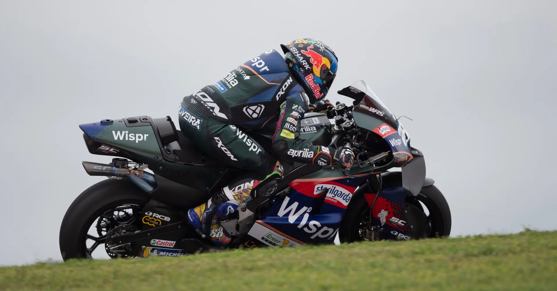 Quer saber como é dar uma volta de moto na corrida mais perigosa