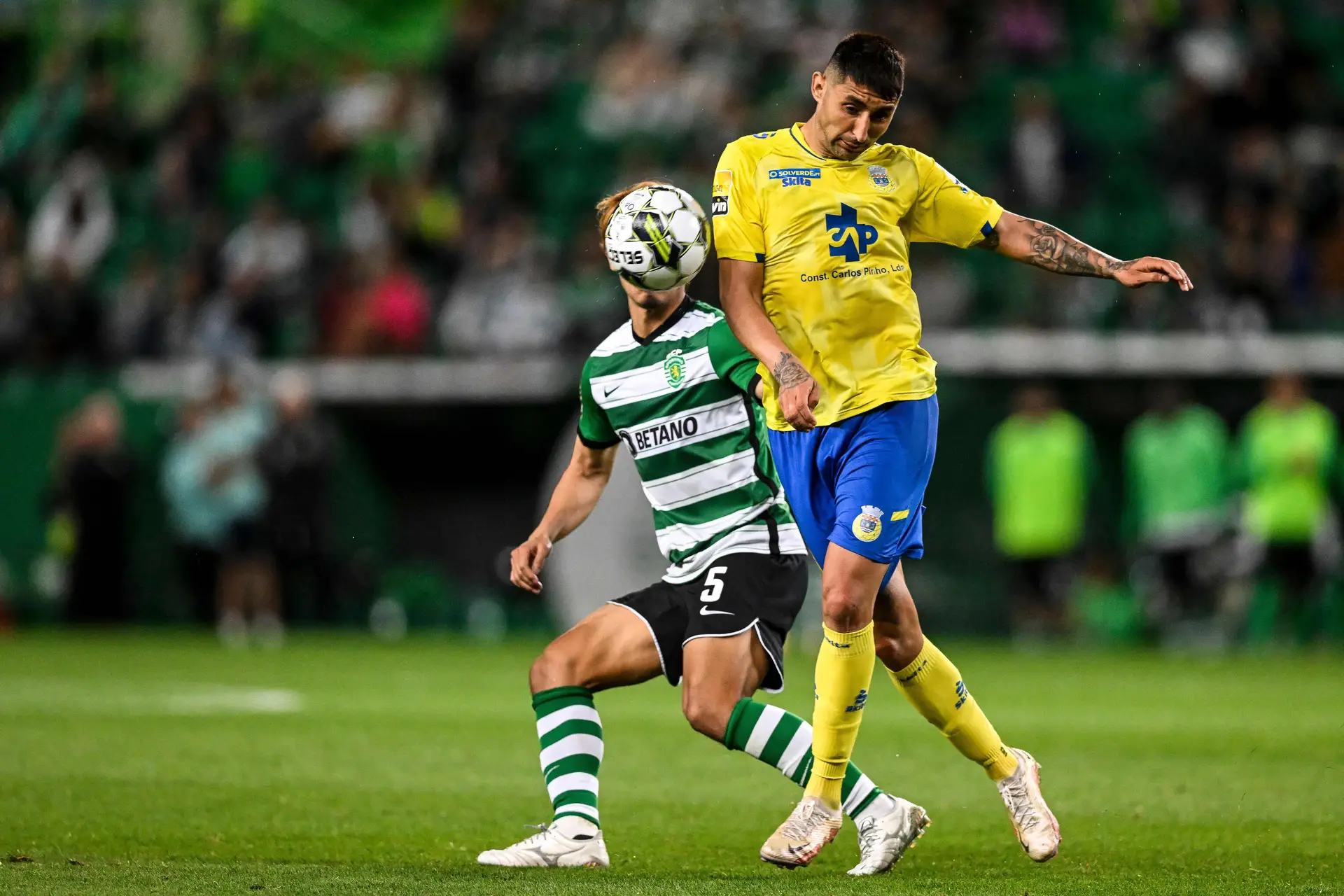 Em jogo de duas viradas, Sporting vence Estrela Amadora e mantém