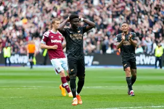 Bukayo Saka de mãos na cabeça após falhar um penálti no West Ham - Arsenal