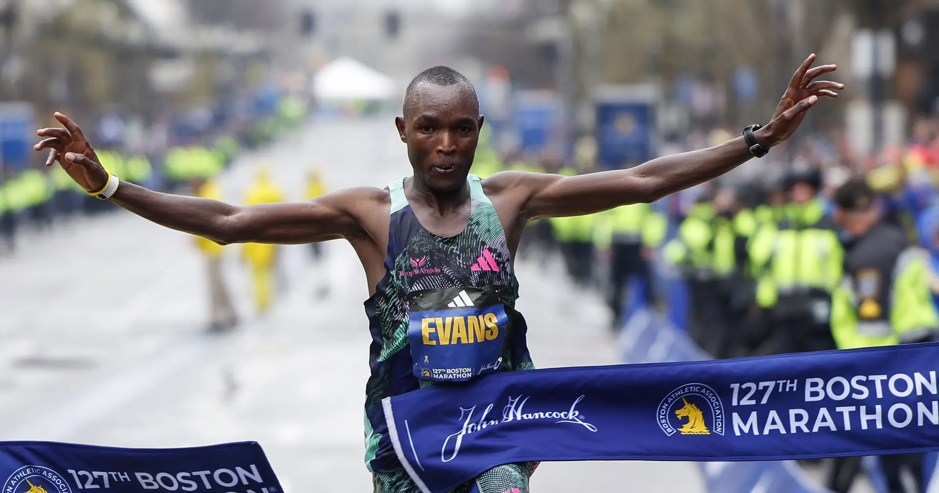 Eliud Kipchoge correu os 42,195 quilómetros em 1 hora, 59 minutos e 40  segundos, Notícias 24