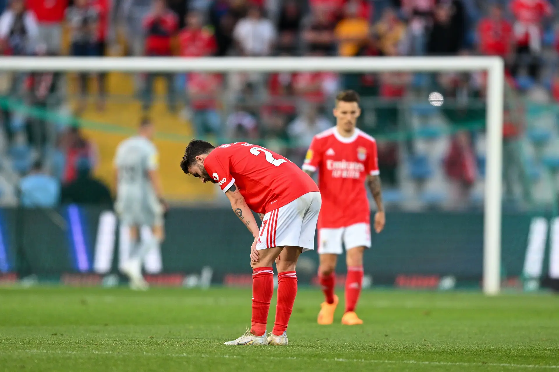 Como o “cansaço físico e emocional” ajudou às derrotas que criaram a “espiral negativista”: retrato da primeira crise do Benfica de Schmidt