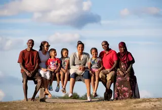 Mo Farah (na ponta esquerda da imagem), com a mulher, os filhos, o irmão e a mãe, em 2019