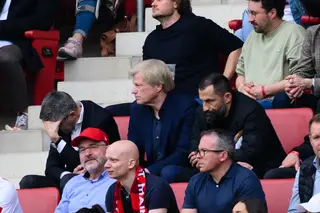 A frustração da cúpula do Bayern depois de um dos golos do Mainz: o presidente Herbert Hainer, de mãos na cabeça, ladeado de Oliver Kahn, o CEO, e de Hasan Salihamidzic, o diretor-desportivo