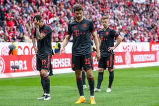 Fora da Champions, eliminado da Taça e em segundo na Bundesliga: o retrato da crise do Bayern, clube onde todos opinam e criticam