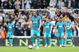 A dificuldade de ser Tottenham: jogadores reembolsam adeptos que assistiram aos 6-1 em Newcastle, clube volta a despedir treinador