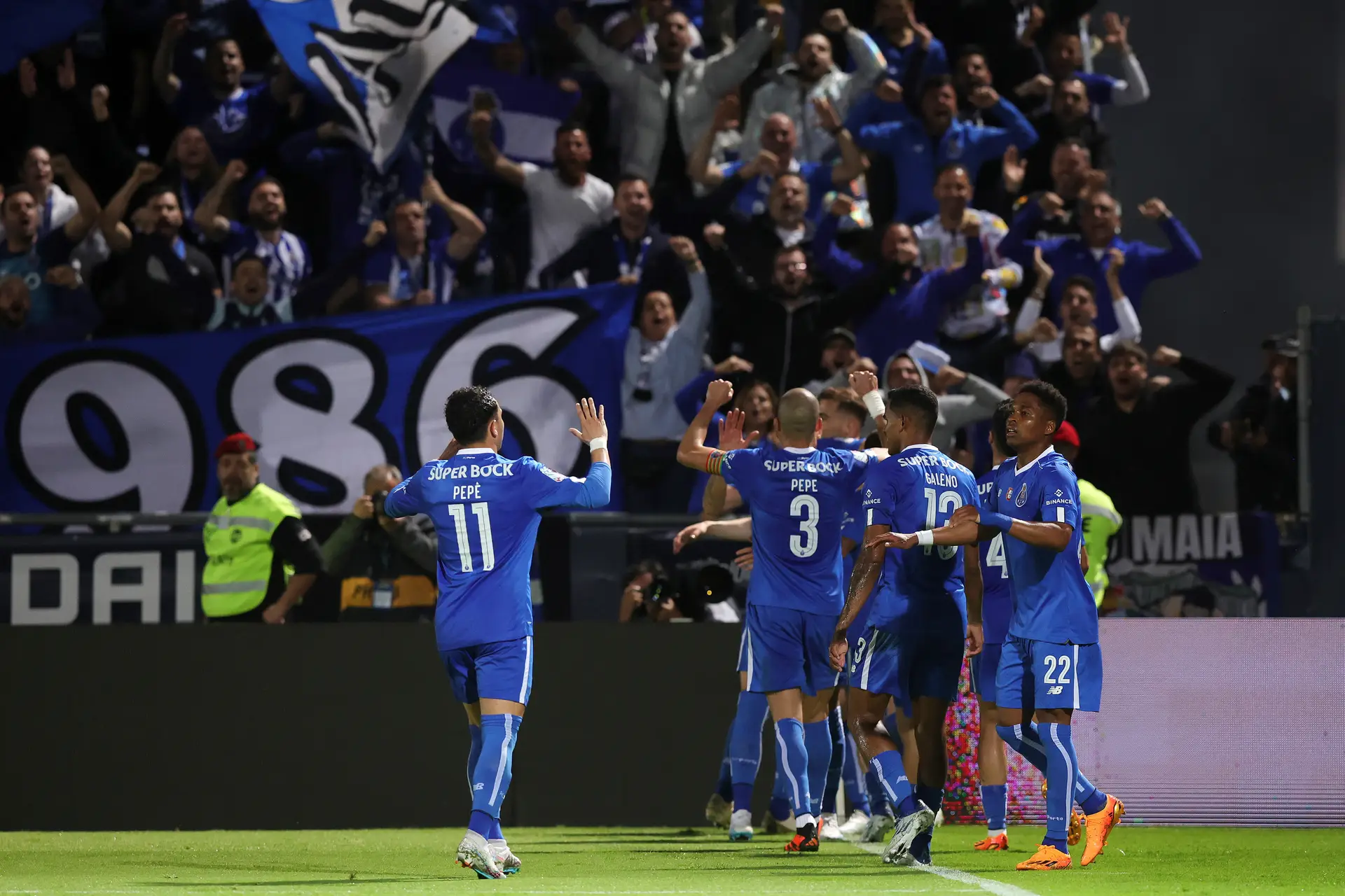 FC Porto vence Antuérpia com golos de Evanilson e Pepe e iguala