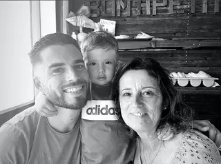 Com a mãe e o filho, Mateo