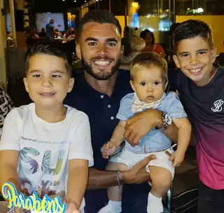 Com o filho ao colo e os sobrinhos