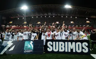 Os jogadores da União de Leiria unidos na festa da subida à II Liga, no sábado