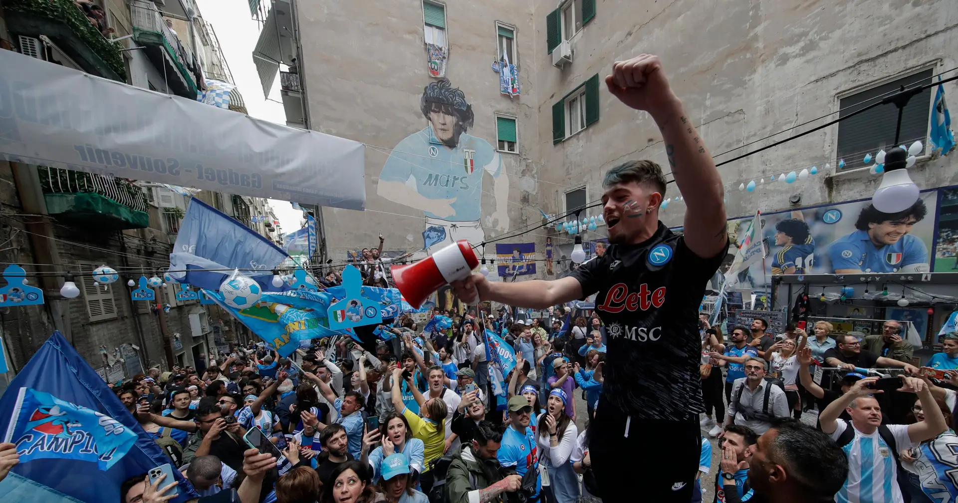 Nigeriano de 8 anos que vive em abrigo nos EUA vira campeão de