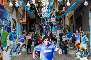 Em Nápoles, há muito que parece ser carnaval: as ruas da cidade estão decoradas e mascaradas com os seus heróis futebolísticos