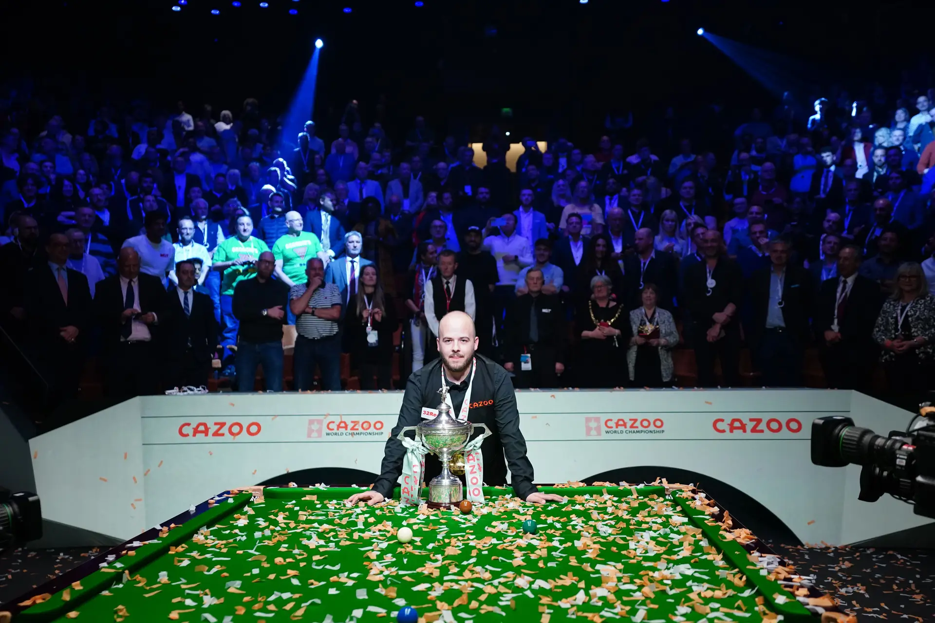 Luca Brecel é belga e fez história ao sagrar-se campeão mundial de snooker