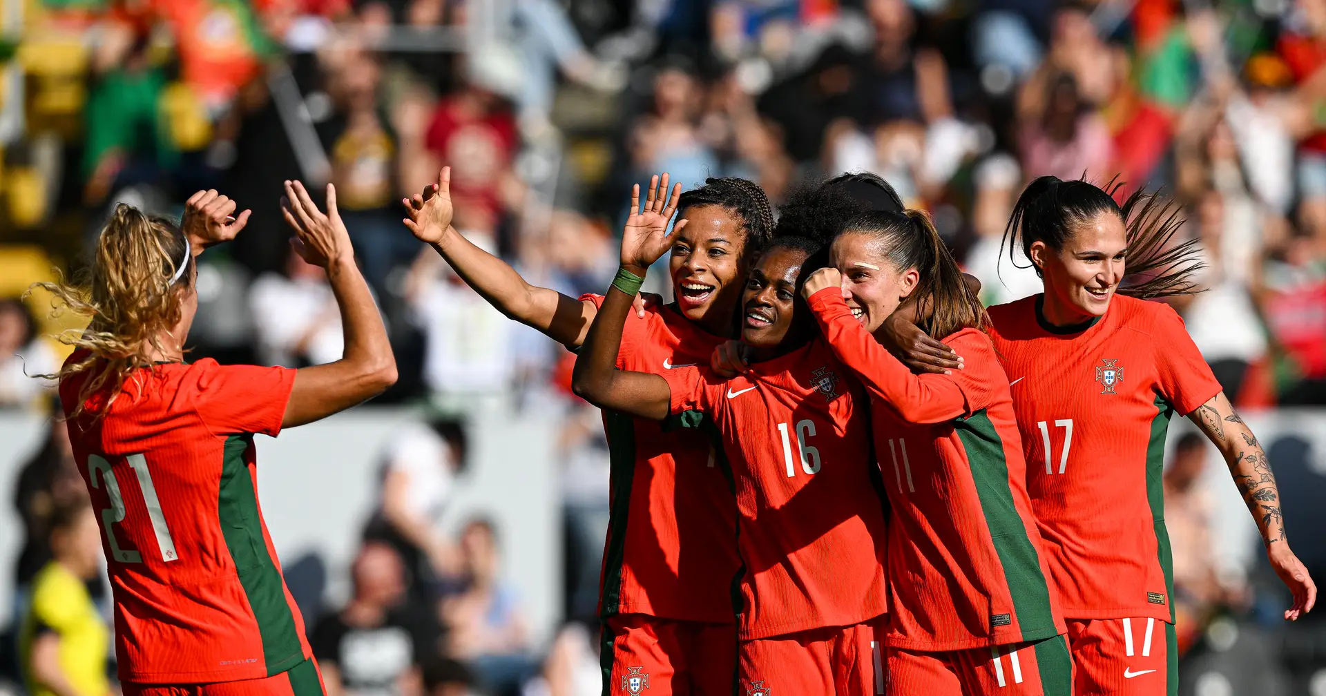 Seleção feminina regressa a Lisboa após participação no Mundial - SIC  Notícias