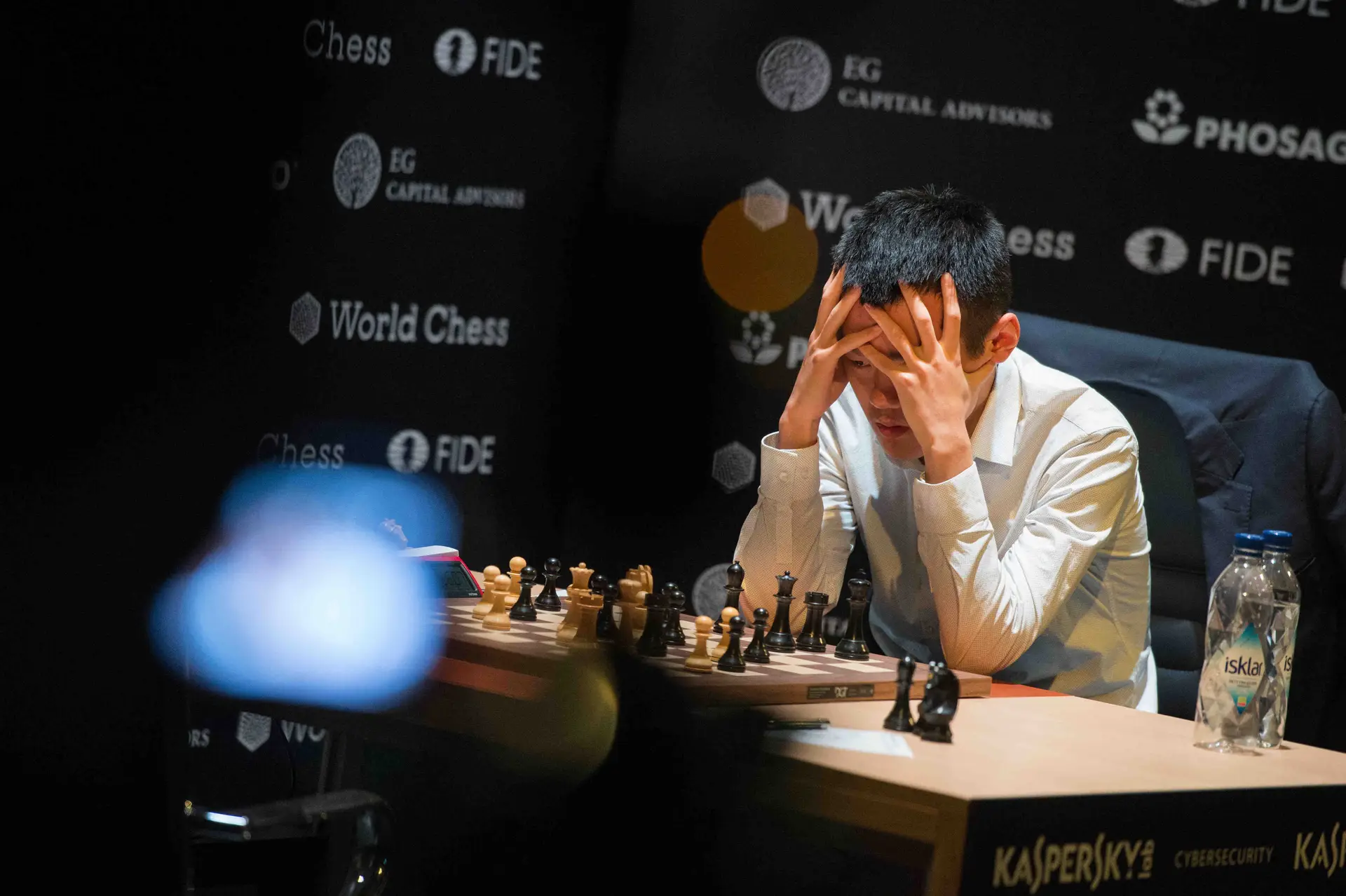 Pela primeira vez, o campeão mundial de xadrez vem da China, onde o xadrez já foi proibido. E na “vida normal”, Ding gosta de “ver a chuva”