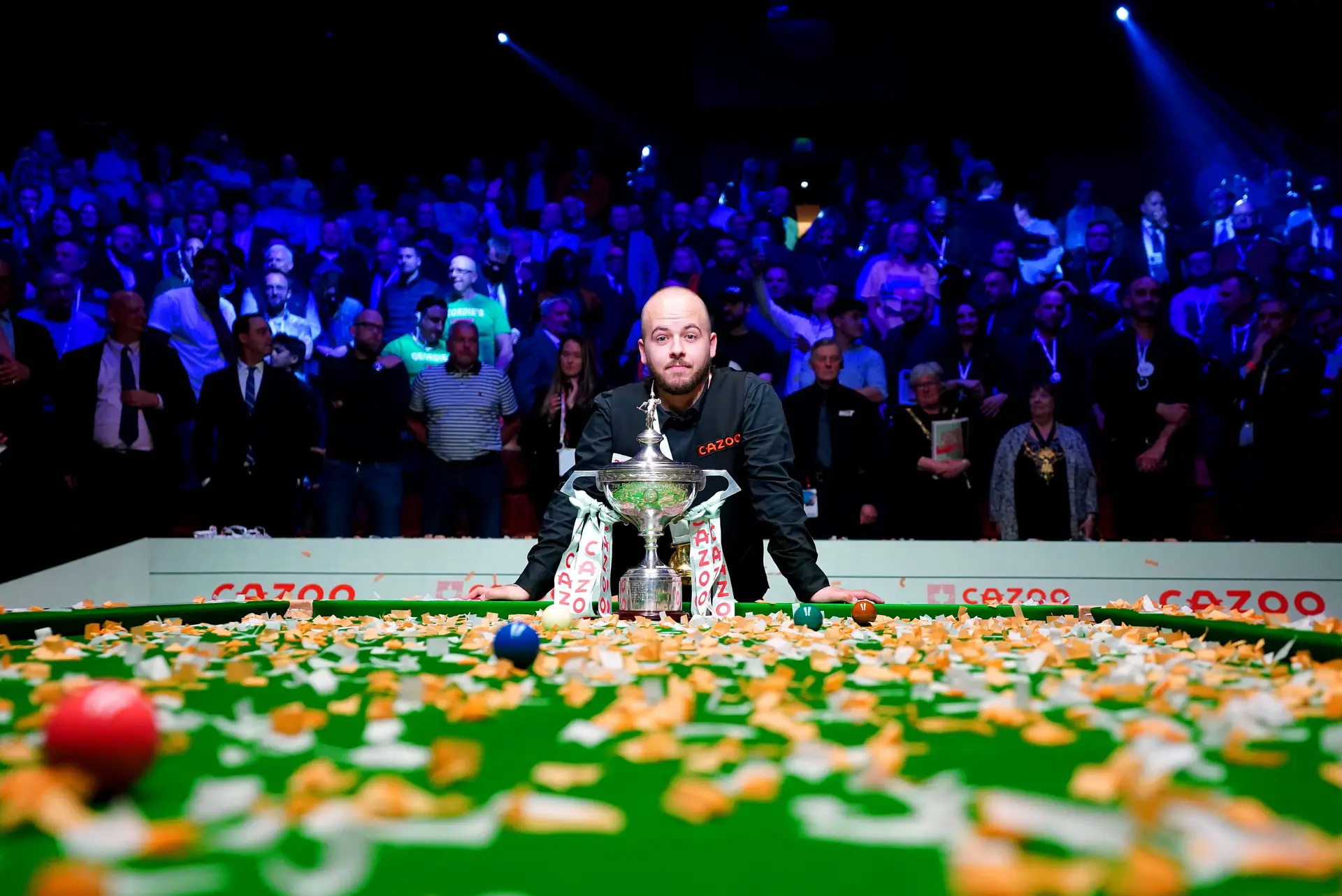Luca Brecel passou semanas a sair à noite, a beber com amigos e a jogar dardos. E depois virou para sempre a história do Mundial de snooker