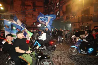 Ao primeiro scudetto sem Diego, Nápoles “celebra a vida e exagera-a”. Por isso se entrega também aos mortos (reportagem na cidade em festa)
