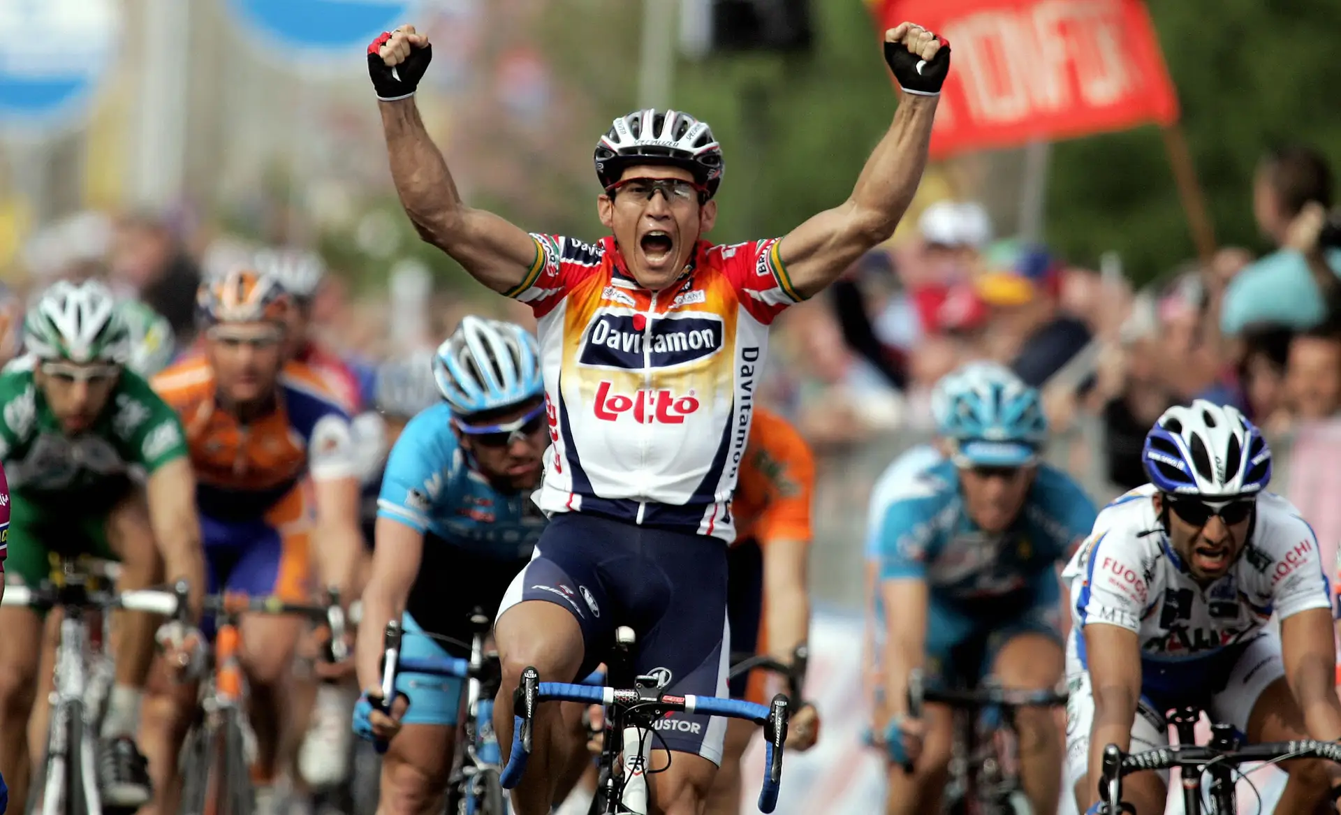 O australiano a festejar uma das 12 vitórias que conseguiu no Giro. Aqui, em 2006