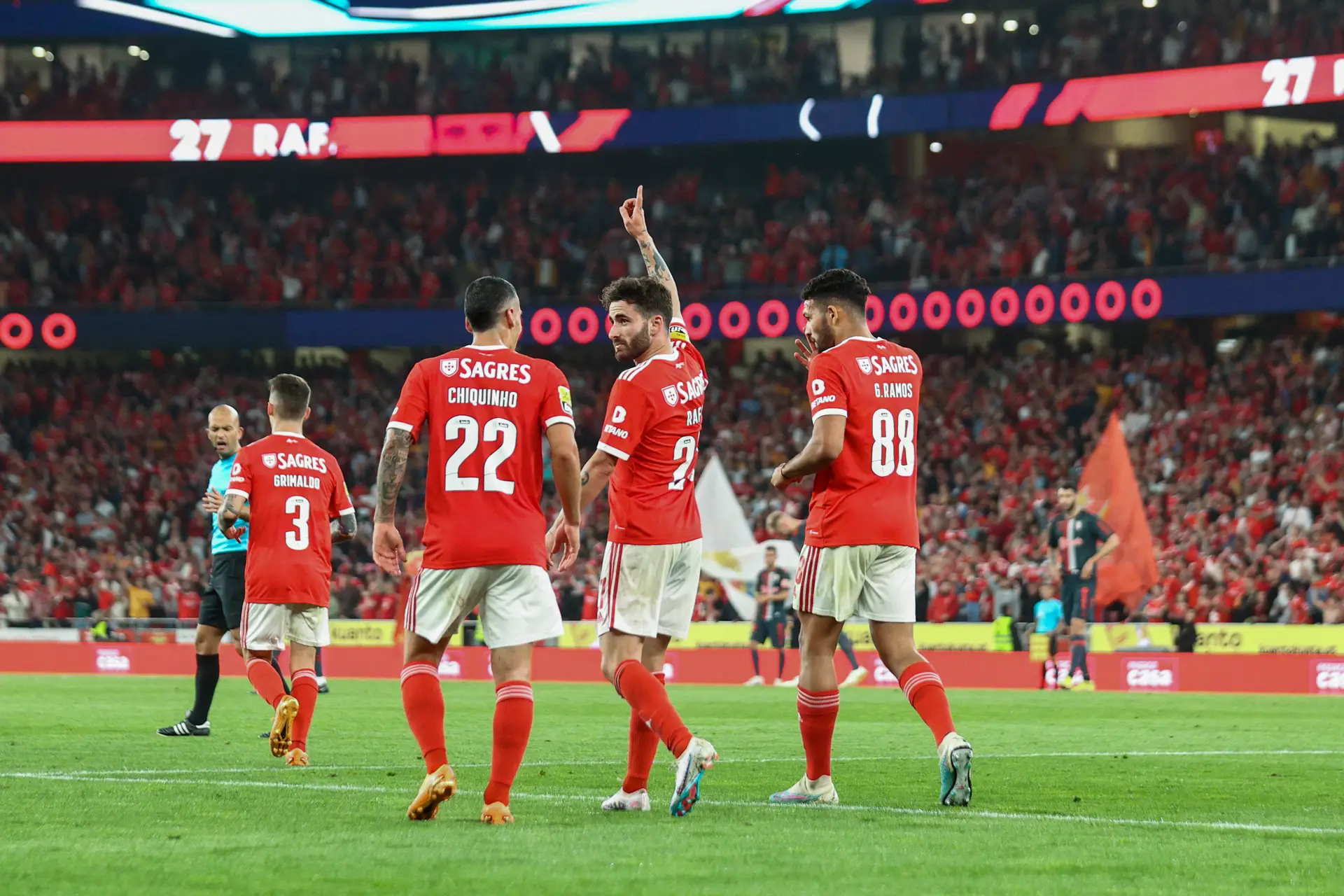 A canhota de Neres arrombou a bruma com um passe para Rafa
