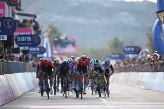 Jonathan Milan vence a segunda etapa do Giro, Evenepoel mantém a maglia rosa