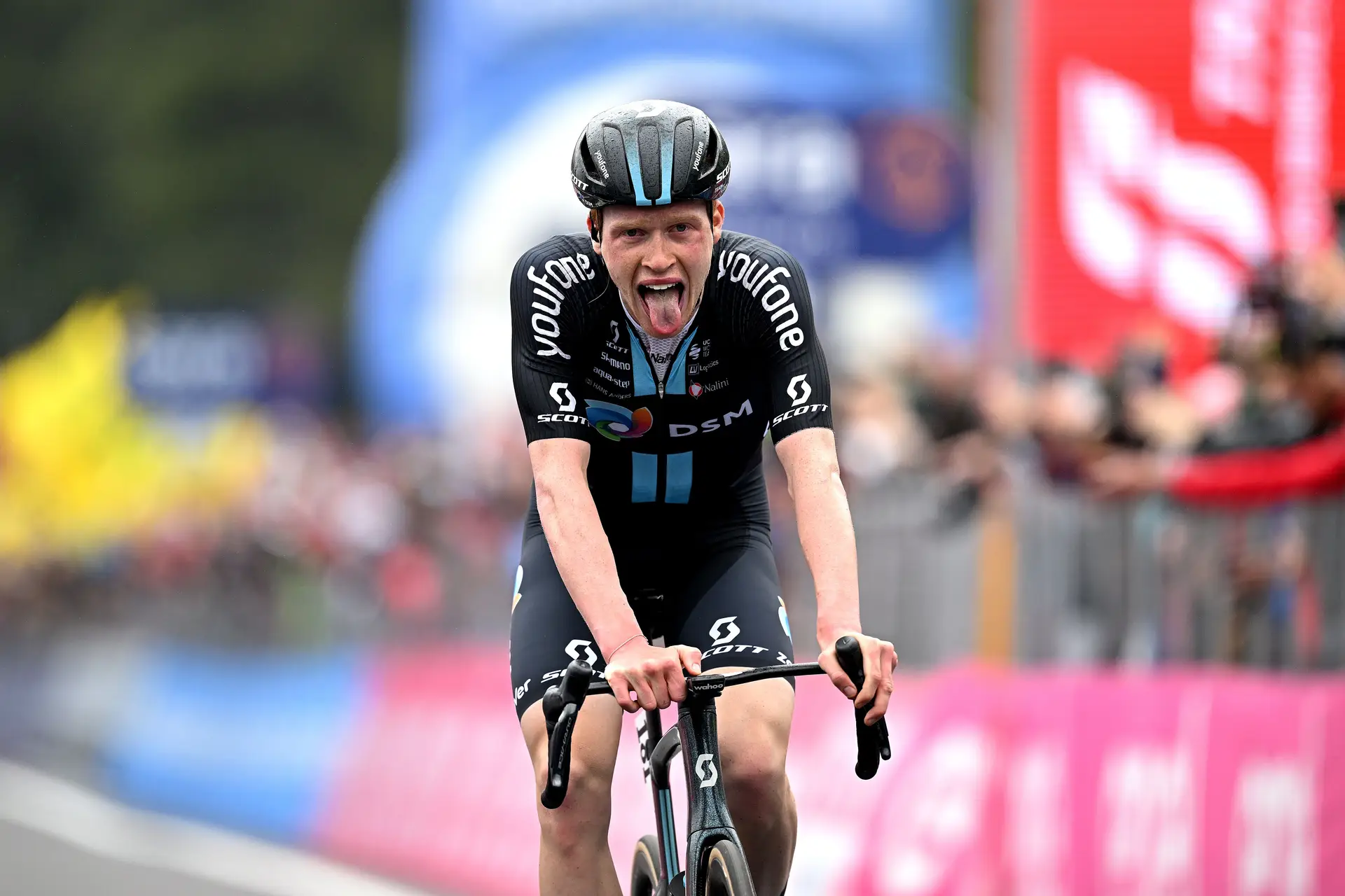 Giro. O dia em que Remco Evenepoel decidiu entregar a camisola rosa a Leknessund, numa etapa de sobrevivência para Almeida