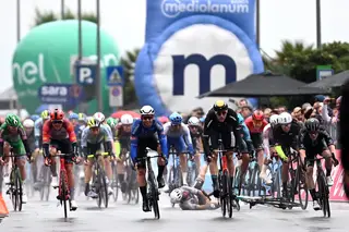 Mesmo sem montanha, não faltam dias de cão no Giro: Evenepoel cai duas vezes, Cavendish no caótico final e a vitória vai para Groves