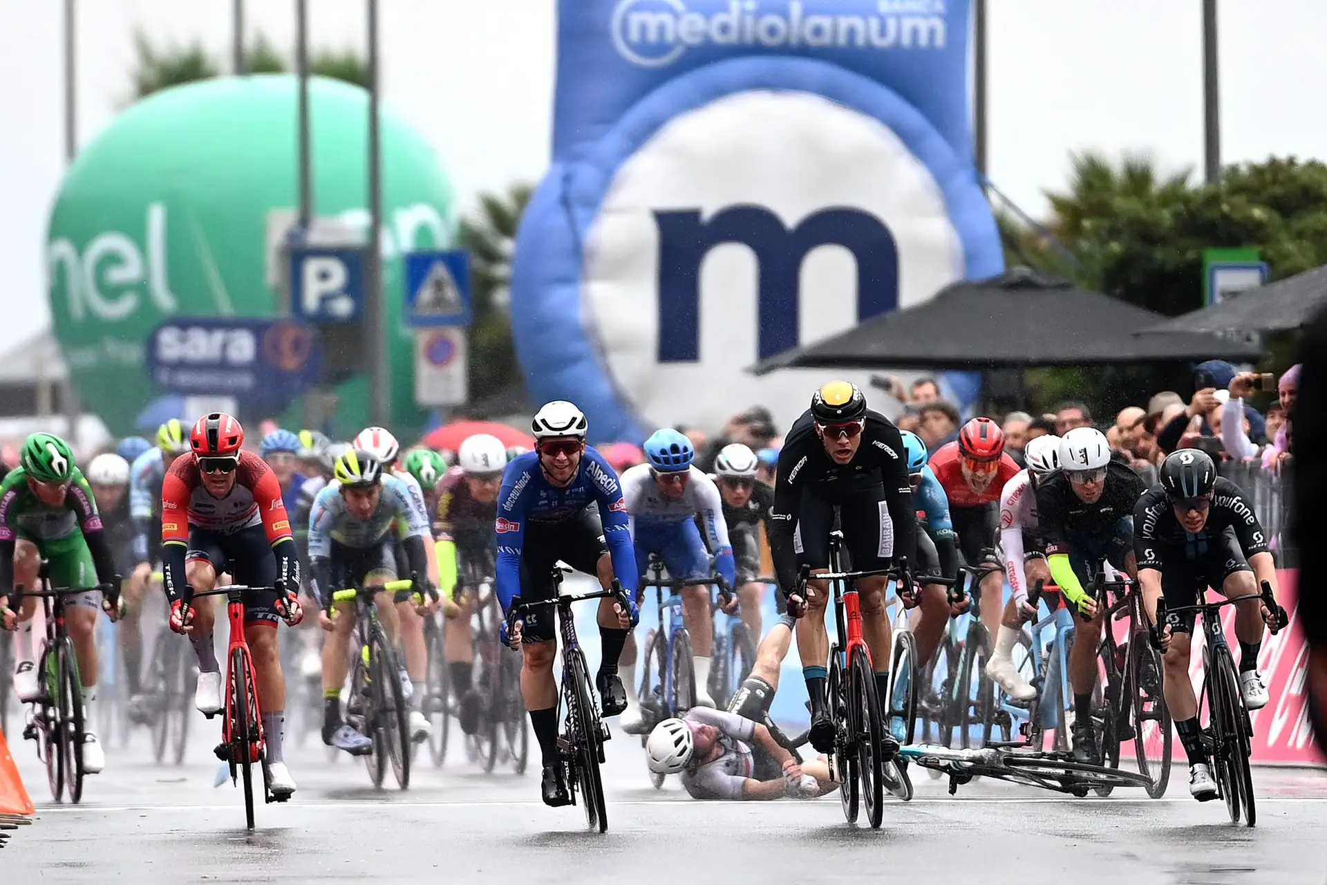 Mesmo sem montanha, não faltam dias de cão no Giro: Evenepoel cai duas vezes, Cavendish no caótico final e a vitória vai para Groves