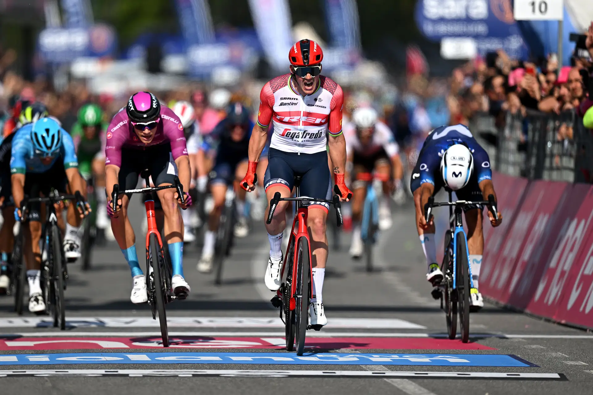 Giro. Mads Pedersen faz o pleno nas três grandes voltas, no dia em que se morreu na praia em Nápoles