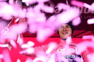Pedalou sozinho contra o tempo para vestir de rosa. Depois, Remco Evenepoel teve de abandonar o Giro