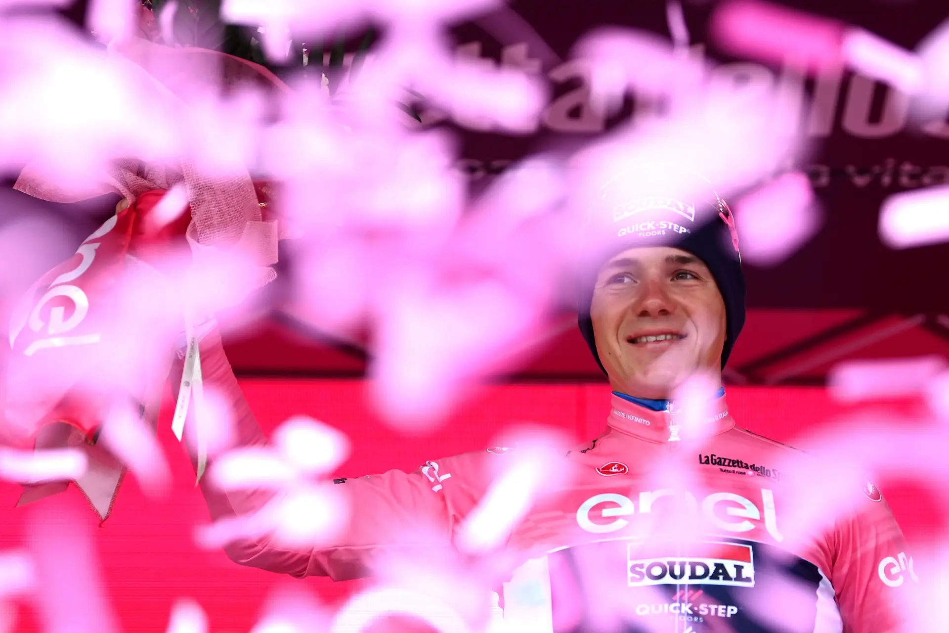 Pedalou sozinho contra o tempo para vestir de rosa. Depois, Remco Evenepoel teve de abandonar o Giro