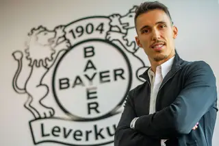 “Queria jogar numa liga mais competitiva”: as explicações e as primeiras palavras de Grimaldo como futuro jogador do Bayer Leverkusen