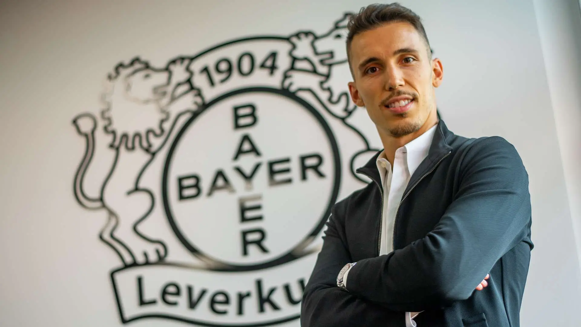 “Queria jogar numa liga mais competitiva”: as explicações e as primeiras palavras de Grimaldo como futuro jogador do Bayer Leverkusen