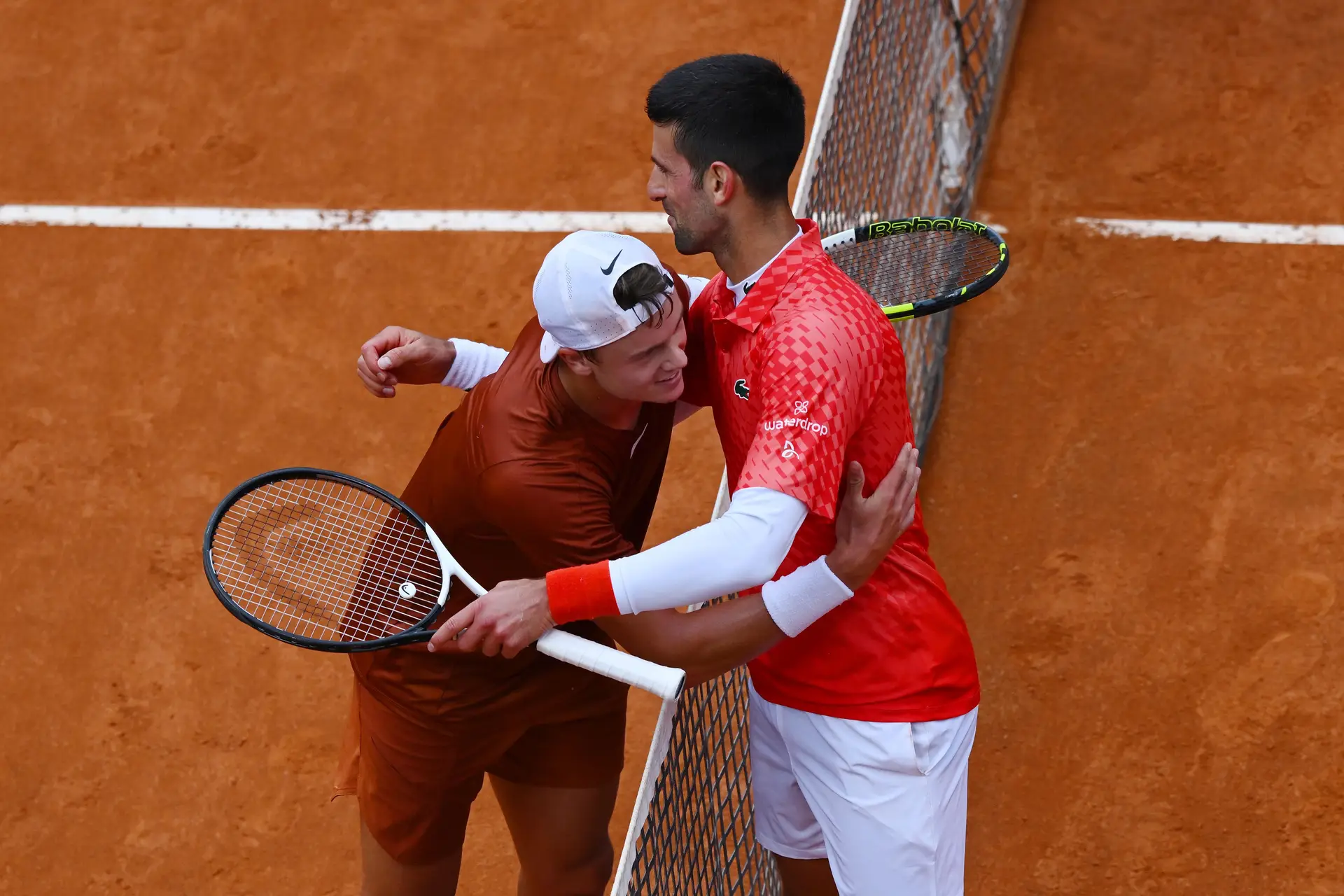 Djokovic vira jogo e vence inglês na estreia em Wimbledon