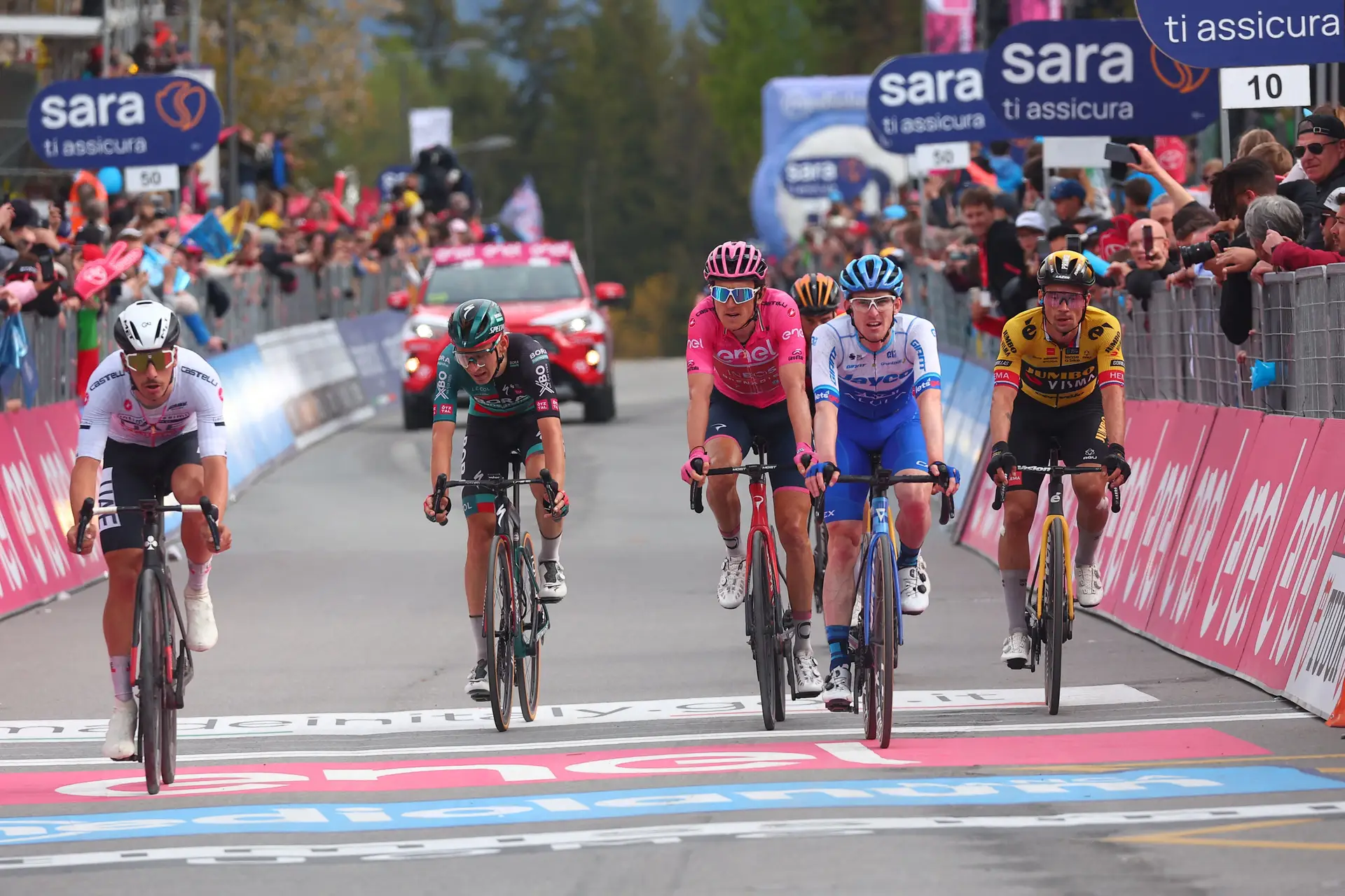 João Almeida (de branco), Thomas (de rosa) e Roglic, juntos na meta