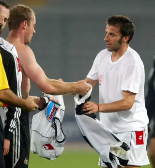 Troca de camisolas entre monstros: Shearer e Del Piero